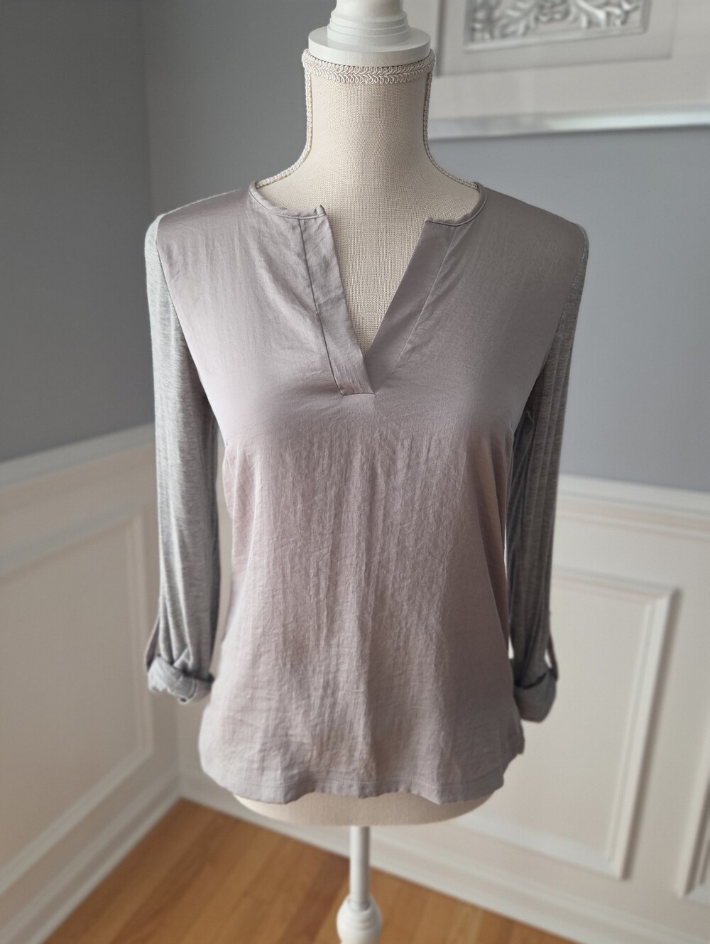 The Limited Gray Fitted Silky V-Neck 3/4 Sleeve Top Women's Size XS